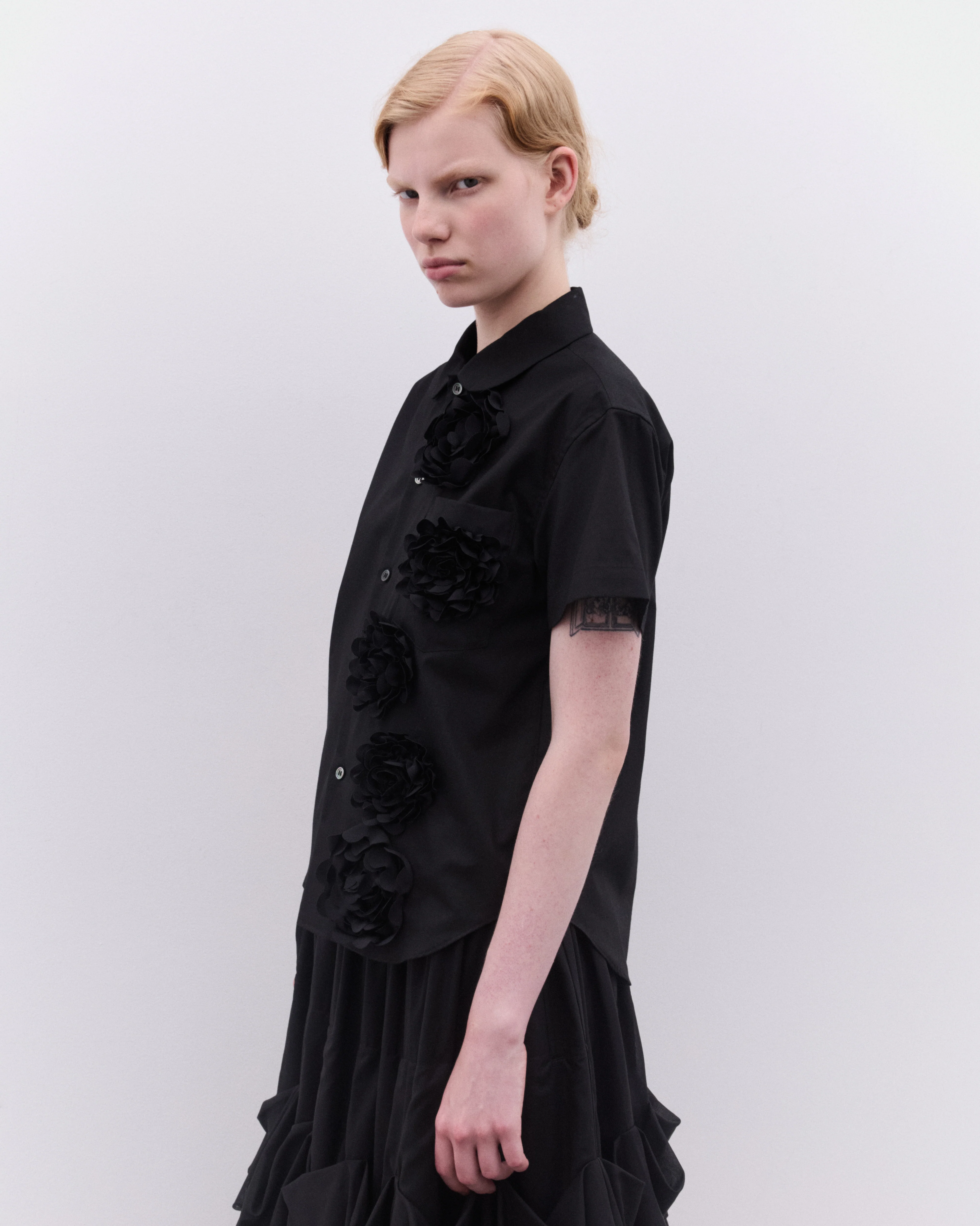 Tao - Women’s Short Sleeve Floral Applique Shirt - (Black) - Image 4